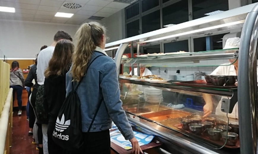 Studenti nose bombone u znak podrške osoblju u štrajku!